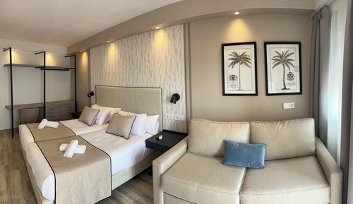 Comfort Quadruple Room with Free Airport Shuttle