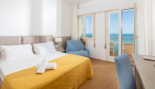 Habitación cuádruple clásica, balcón, mirando al mar