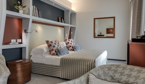 Habitación superior con 1 cama doble o 2 individuales, vistas al jardín