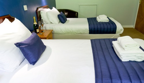 Habitación triple básica, en edificio anexo