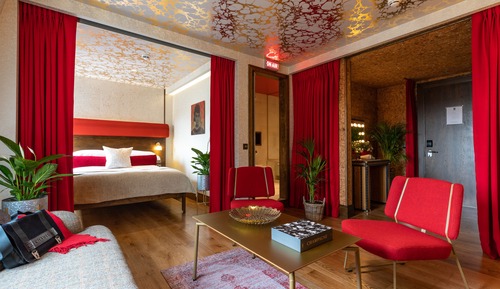 Suite (Megaro)