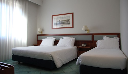 Habitación triple económica, en edificio anexo