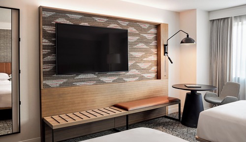 Habitación tradicional, 1 cama de matrimonio grande (Mobility/Hearing Access, Roll-in Shwr)
