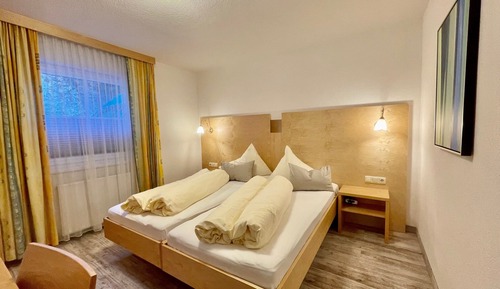 Habitación básica con 1 cama doble o 2 individuales