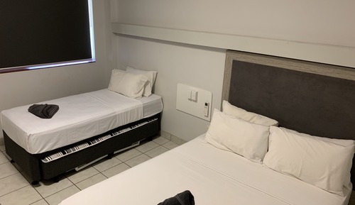 Estudio Deluxe, varias camas, frigorífico y microondas, vistas a la piscina