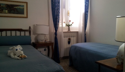 Habitación estándar con 2 camas individuales, baño compartido