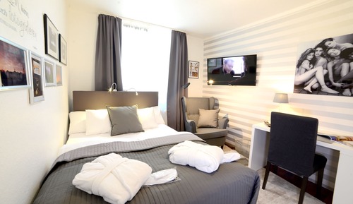 Habitación doble (Das Graue Zimmer)