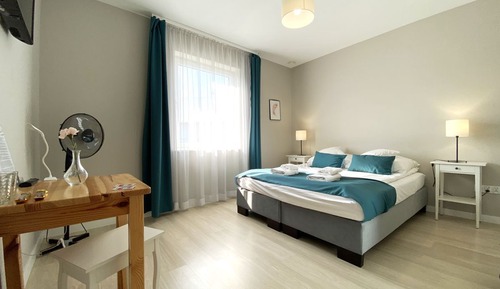 Habitación estándar con 1 cama doble o 2 individuales, no fumadores (4)