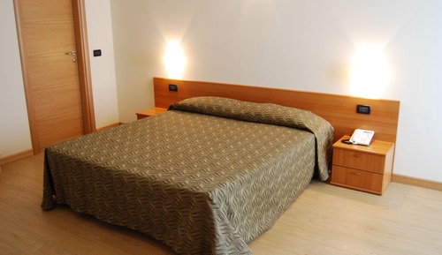 Habitación con 1 cama doble o 2 individuales, vistas al lago