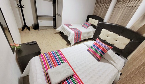 Habitación con 2 camas individuales, baño privado, vistas a la ciudad