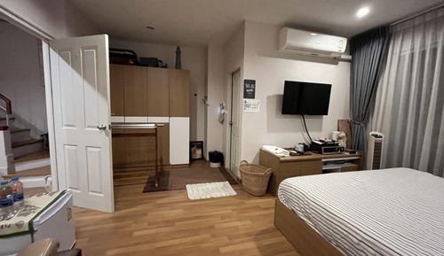 Habitación básica, 1 cama de matrimonio grande, vistas a la ciudad