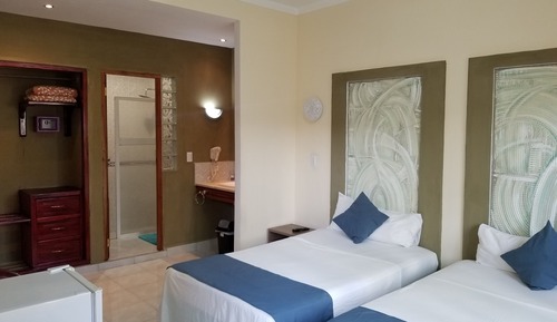 Habitación superior con 1 cama doble o 2 individuales, no fumadores, balcón
