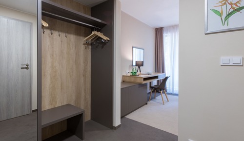 Habitación superior con 1 cama doble o 2 individuales, en la zona del jardín