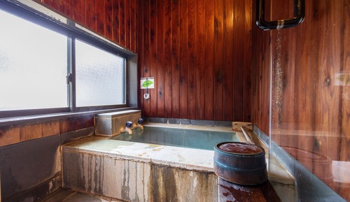 Habitación básica con 2 camas individuales, bañera