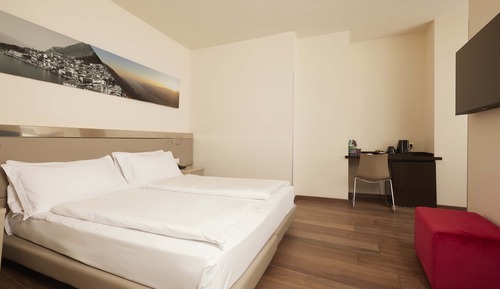 Habitación superior con 1 cama doble o 2 individuales, en la zona del jardín