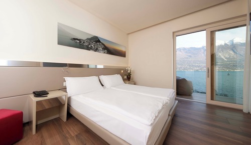 Habitación superior con 1 cama doble o 2 individuales, balcón, vistas al lago