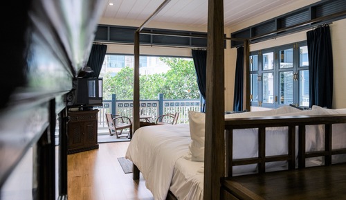 Colonial Private Suite