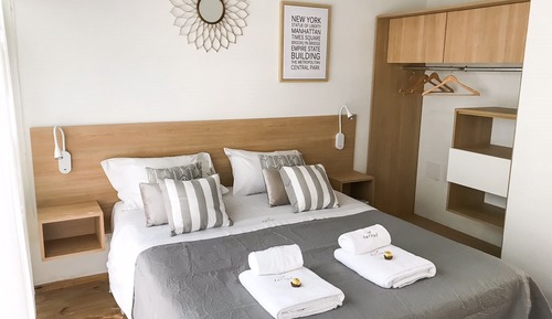Apartamento Grand, 1 cama de matrimonio con sofá cama, baño privado, en la zona del jardín
