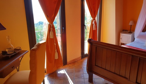 Habitación doble superior, vistas al valle (Taronja)