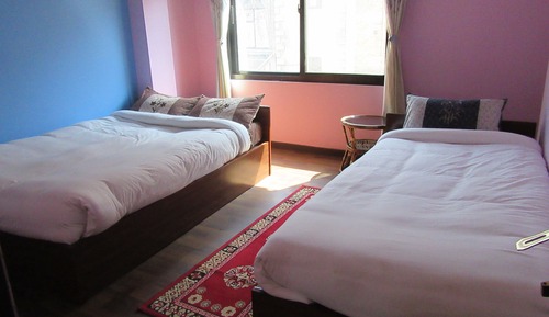 Habitación básica con 2 camas individuales