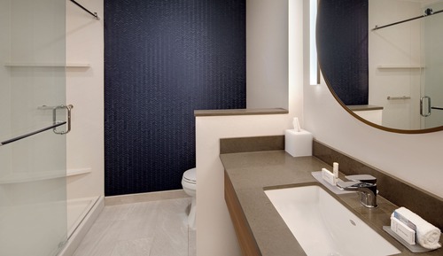 Habitación, 1 cama de matrimonio grande (Mobility/Hearing Accessible, Tub)