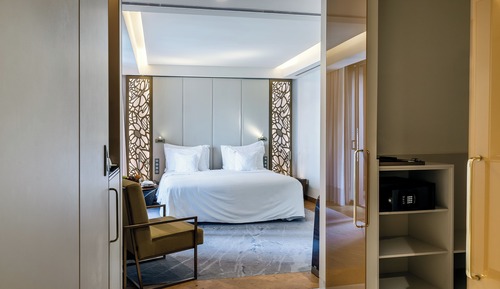 Avenue Room