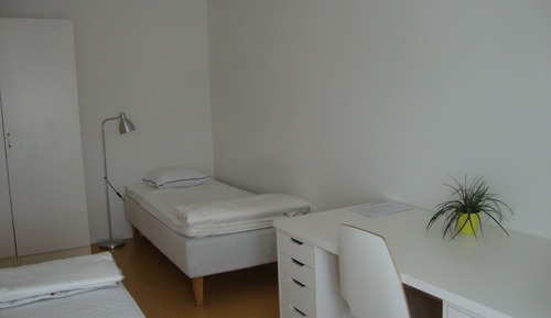 Habitación con 2 camas individuales, baño compartido