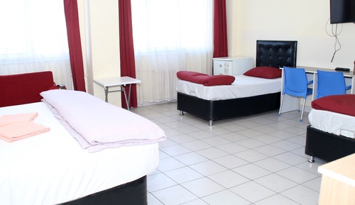 Habitación económica, varias camas