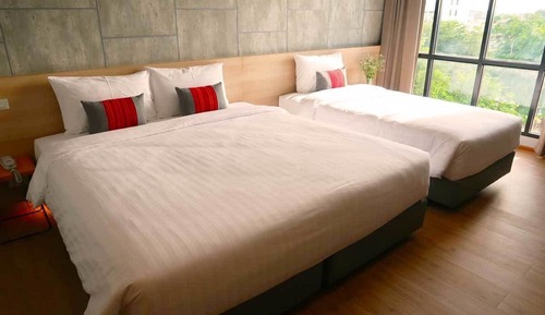 Habitación triple Deluxe, varias camas, no fumadores, vistas a la ciudad