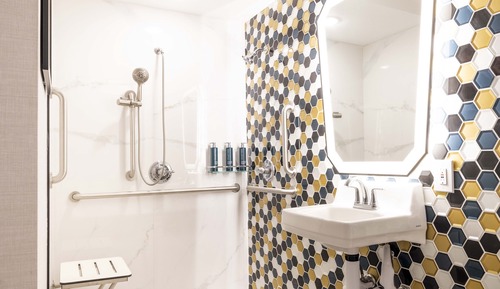 Habitación, 2 camas de matrimonio (Mobility, Roll-In Shower)