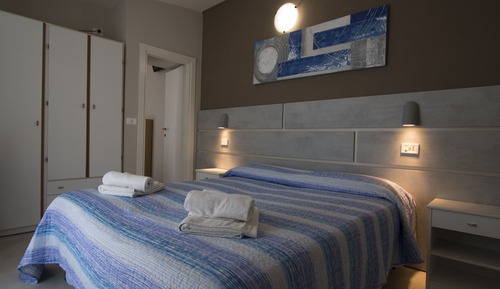 Habitación estándar con 1 cama doble o 2 individuales, balcón