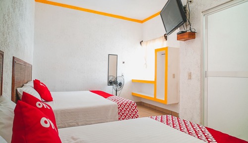 Habitación superior, 2 camas dobles (with AC)