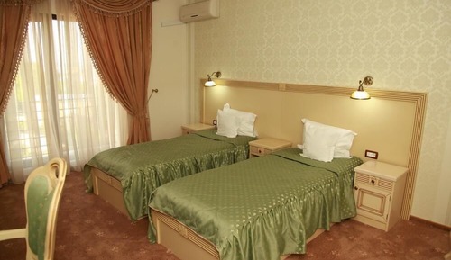 Habitación superior con 1 cama doble o 2 individuales, no fumadores, balcón