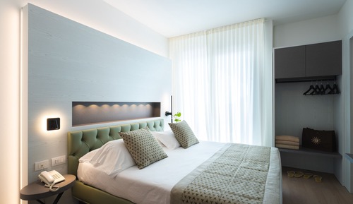 Habitación triple, vistas parciales al mar