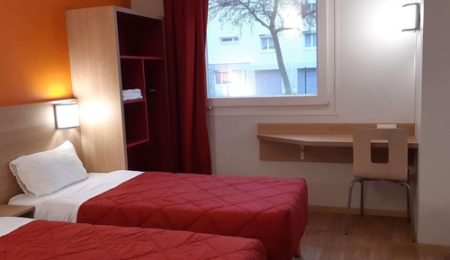 Habitación, varias camas