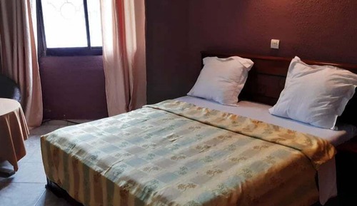 Habitación básica doble, 1 cama de matrimonio, vistas a la ciudad