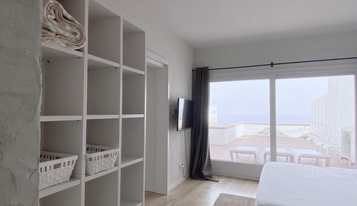 Apartamento básico, 2 habitaciones, terraza, vistas al mar (88)