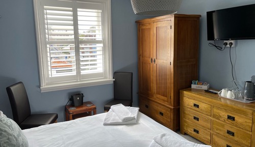 Habitación estándar doble, baño privado, vistas al puerto (2nd flr King room)