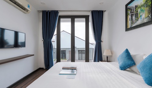 Deluxe Pool View Room