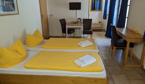 Habitación triple, patio