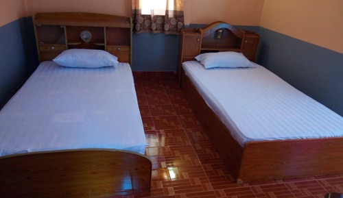 Habitación básica, varias camas, fumadores