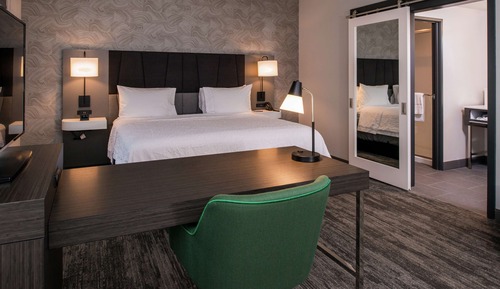 Estudio, 1 cama de matrimonio grande, frigorífico y microondas (Wet bar)
