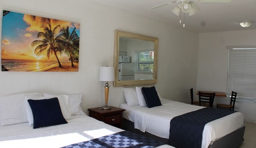 Habitación Deluxe, 2 camas de matrimonio, cocina básica, vistas parciales al mar