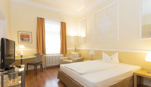 Habitación doble superior, 1 cama de matrimonio con sofá cama, vistas al patio, en la zona del patio