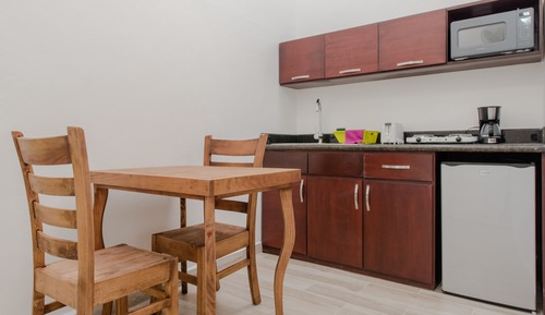 Suite estudio estándar, 1 cama de matrimonio grande, cocina básica, vistas a la piscina