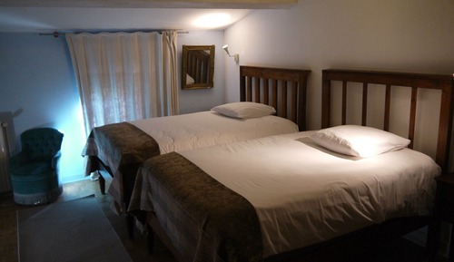 Habitación triple clásica, varias camas, vistas al jardín