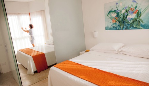 Habitación con 1 cama doble o 2 individuales, vistas parciales al mar