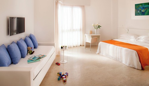 Habitación familiar doble, terraza, vistas parciales al mar