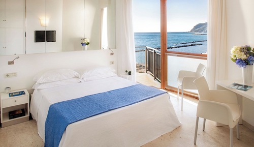 Habitación con 1 cama doble o 2 individuales, vistas parciales al mar (Easy)