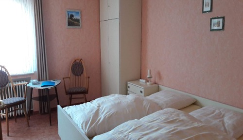 Habitación básica con 1 cama doble o 2 individuales, baño privado